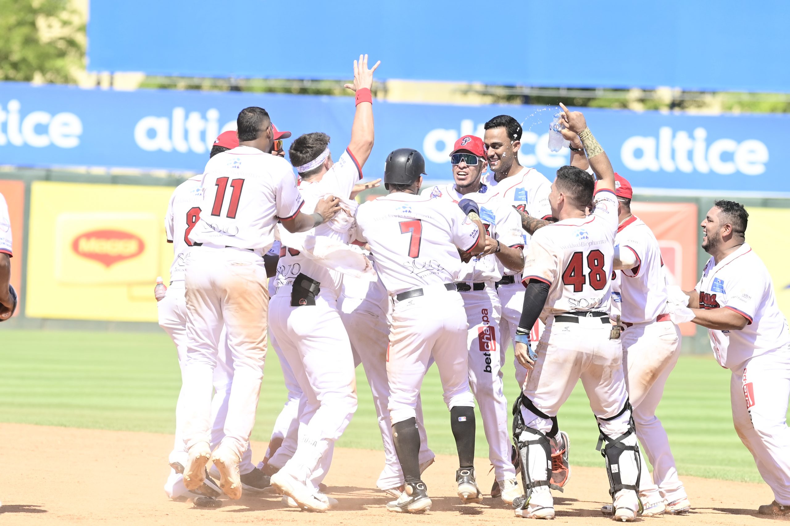 Arrancan con triunfo dramático : PANAMÁ PROBEIS - Asociación Pro Béisbol de  Panamá